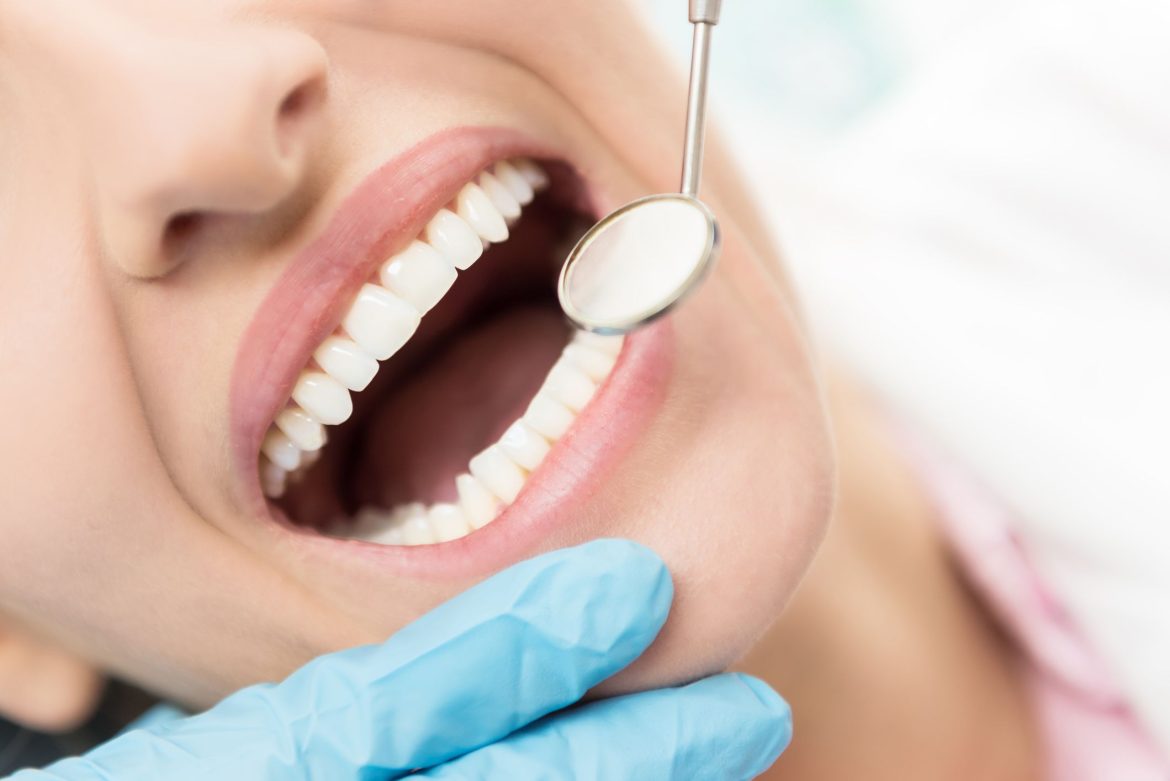 What are the various pros and cons associated with the wisdom tooth removal?